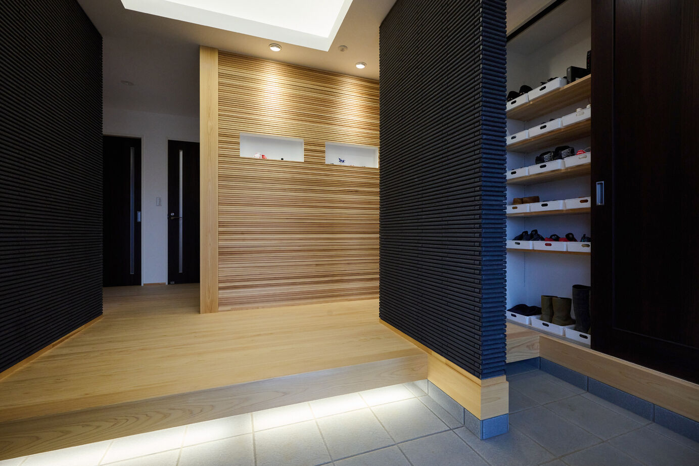 彩ハウス 開放感に満ちた玄関と温かい無垢床で過ごす、こだわり抜いた平屋の住まいの建築実例画像6