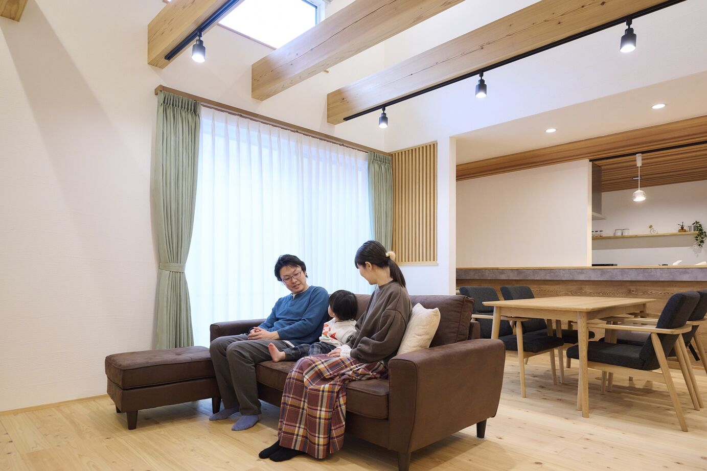 彩ハウス 漆喰の壁と用途に適した床材を使用し、快適さと住みやすさが続く動線の家の建築実例画像2