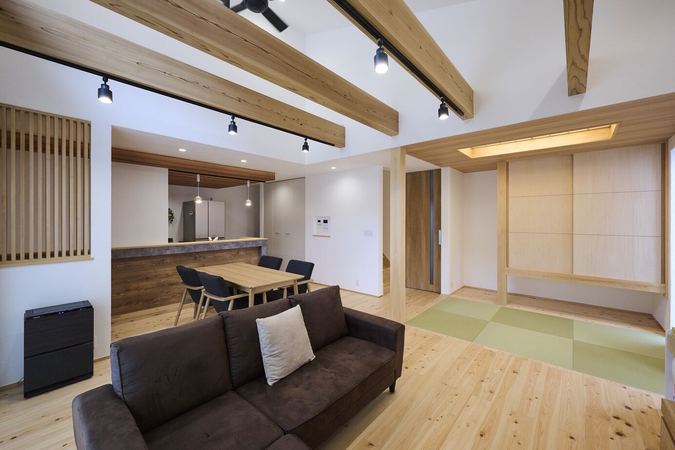 彩ハウス 漆喰の壁と用途に適した床材を使用し、快適さと住みやすさが続く動線の家の建築実例画像3