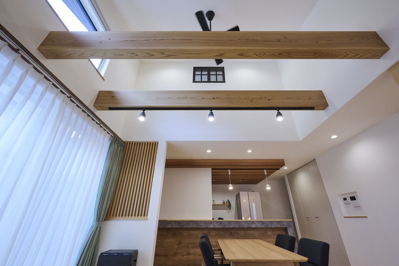 彩ハウス 漆喰の壁と用途に適した床材を使用し、快適さと住みやすさが続く動線の家の建築実例画像4