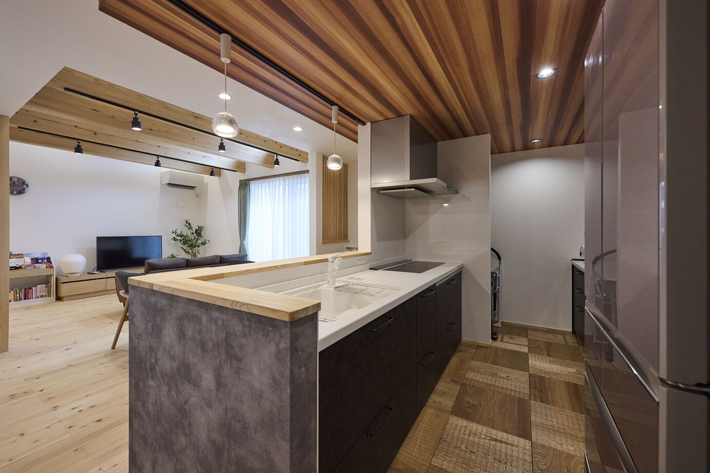 彩ハウス 漆喰の壁と用途に適した床材を使用し、快適さと住みやすさが続く動線の家の建築実例画像5