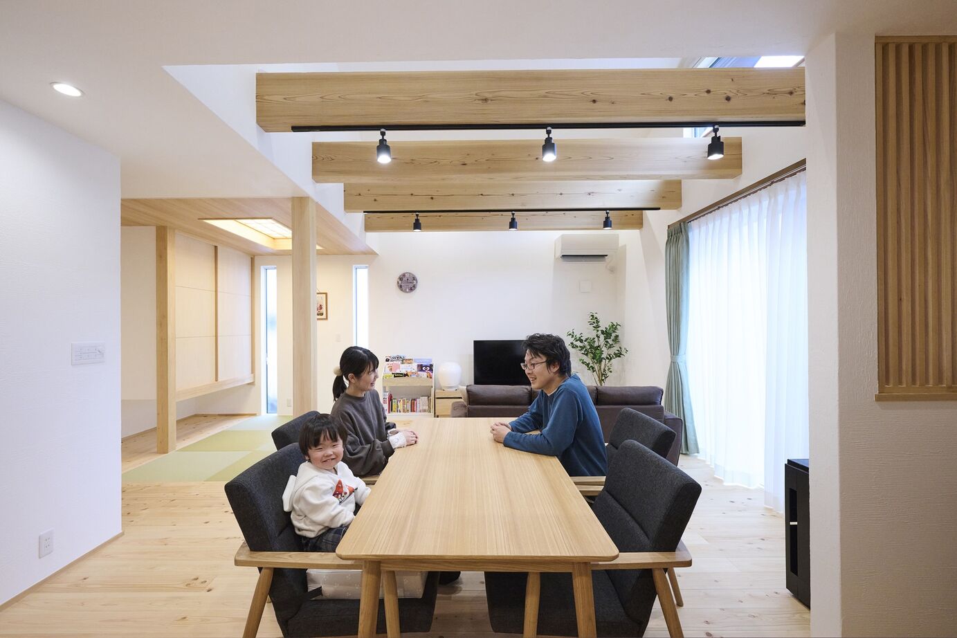 彩ハウス 漆喰の壁と用途に適した床材を使用し、快適さと住みやすさが続く動線の家の建築実例画像6