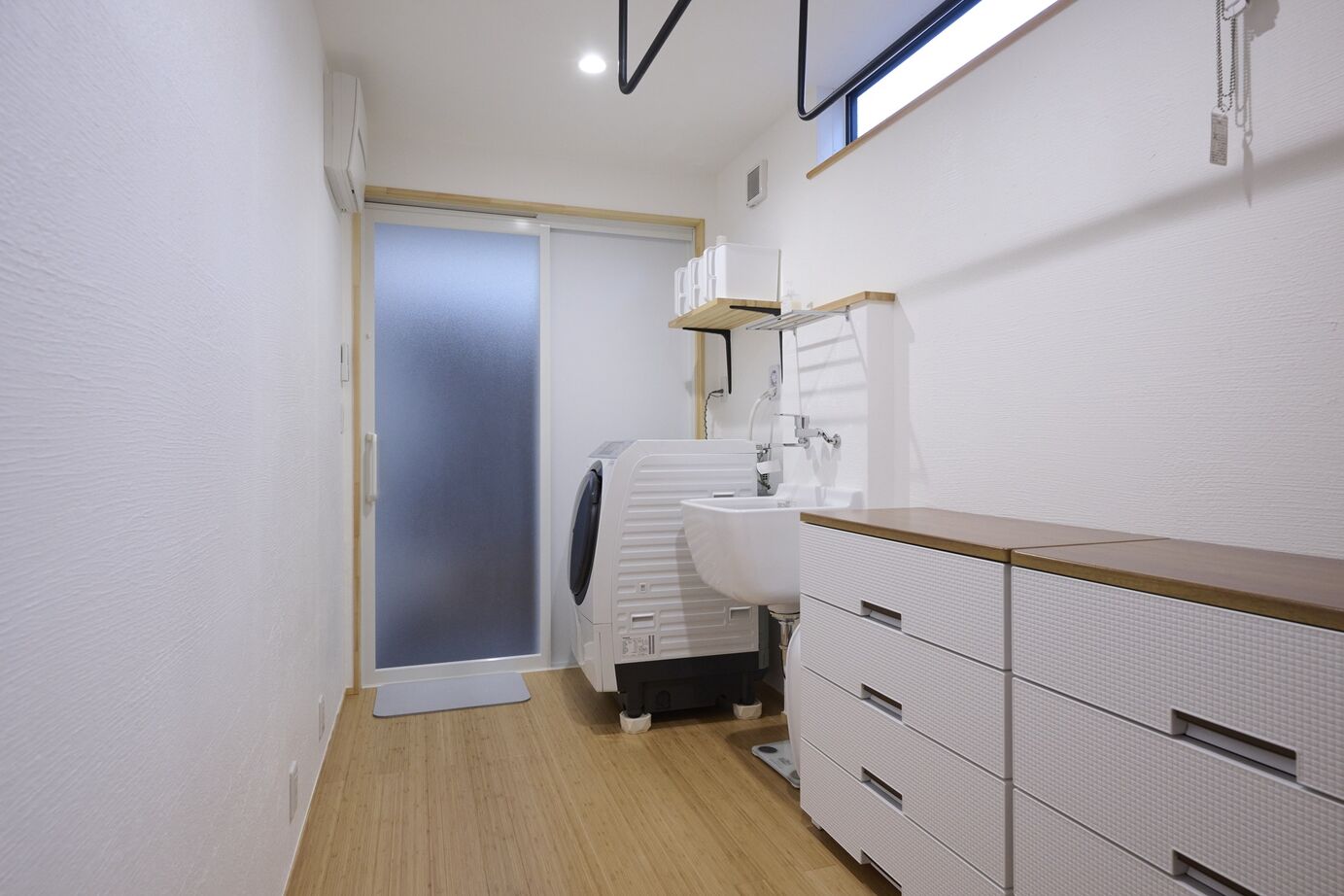 彩ハウス 漆喰の壁と用途に適した床材を使用し、快適さと住みやすさが続く動線の家の建築実例画像8