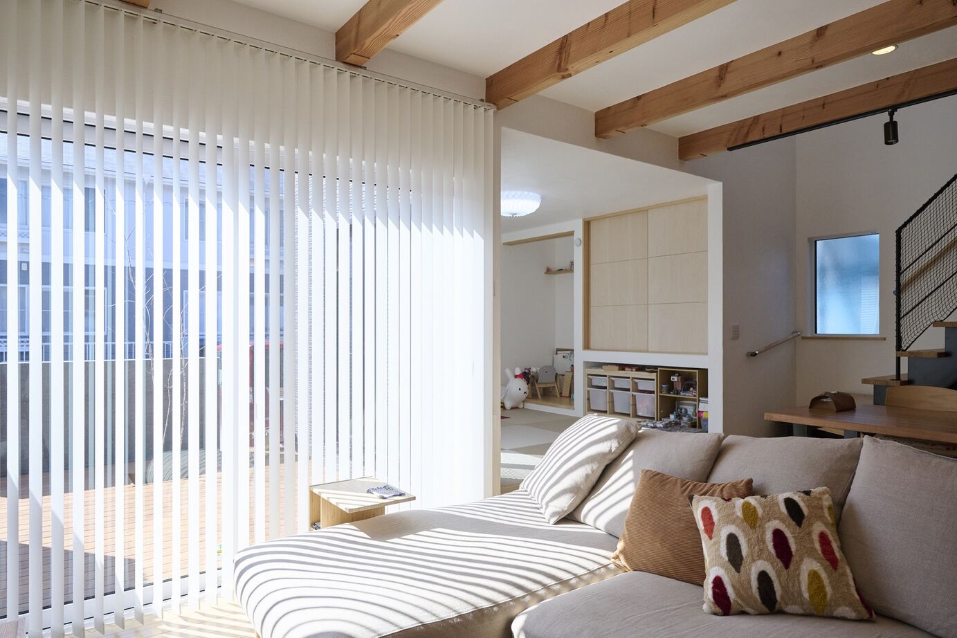 彩ハウス 自然素材のぬくもりに包まれた洗練されたモダンな住まいの建築実例画像2