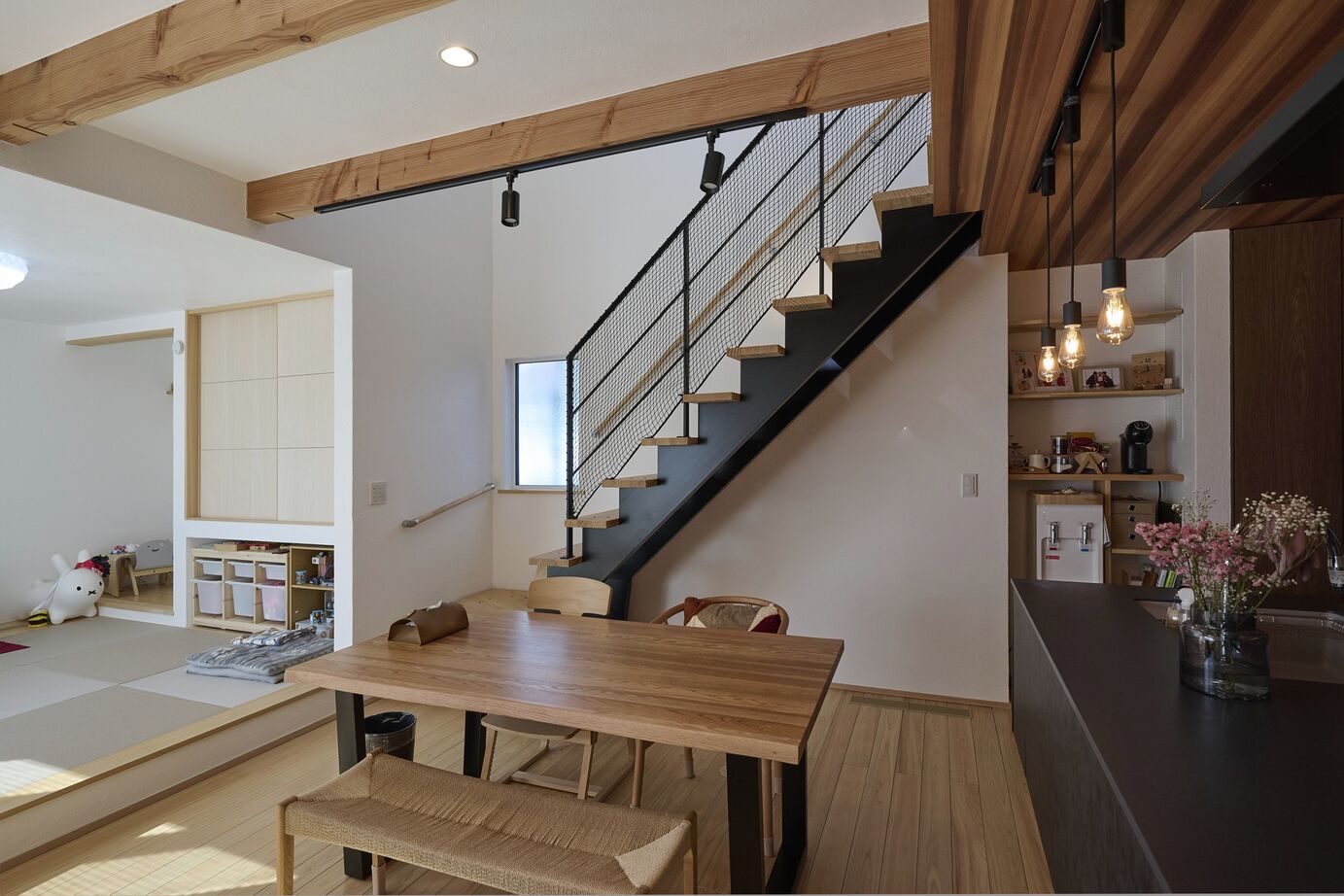 彩ハウス 自然素材のぬくもりに包まれた洗練されたモダンな住まいの建築実例画像3