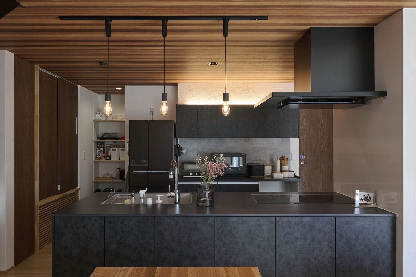 彩ハウス 自然素材のぬくもりに包まれた洗練されたモダンな住まいの建築実例画像4