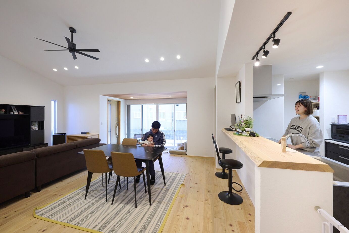 彩ハウス 木の温もりと全館空調で、赤ちゃんと大型犬も快適に過ごせる家の建築実例画像4