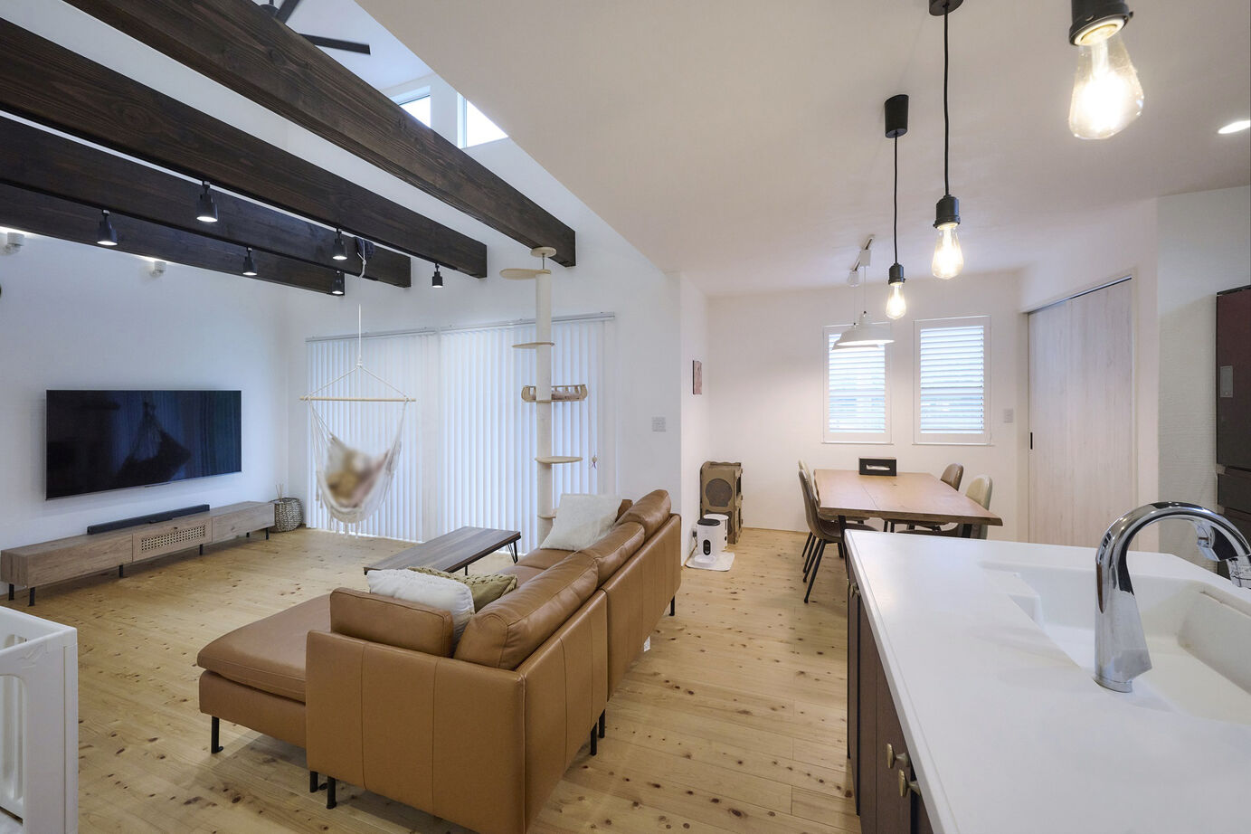 彩ハウス 天然木の床と漆喰の壁で自然素材に包まれた平屋の家の建築実例画像3