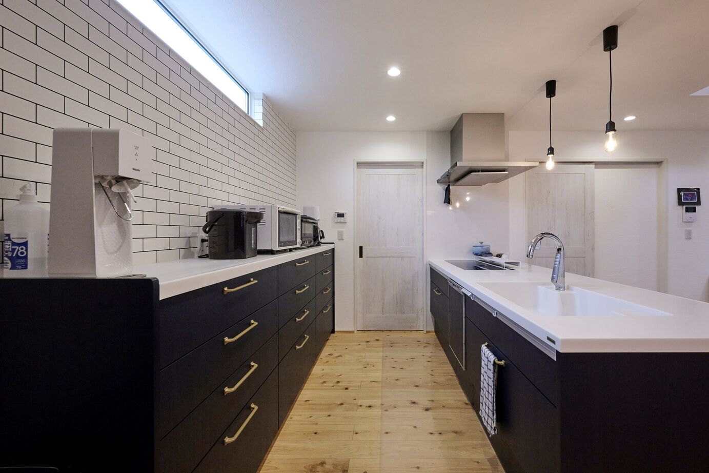 彩ハウス 天然木の床と漆喰の壁で自然素材に包まれた平屋の家の建築実例画像4