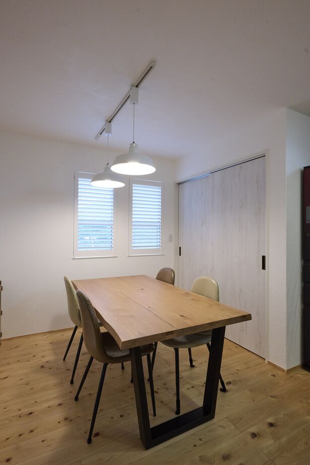 彩ハウス 天然木の床と漆喰の壁で自然素材に包まれた平屋の家の建築実例画像5