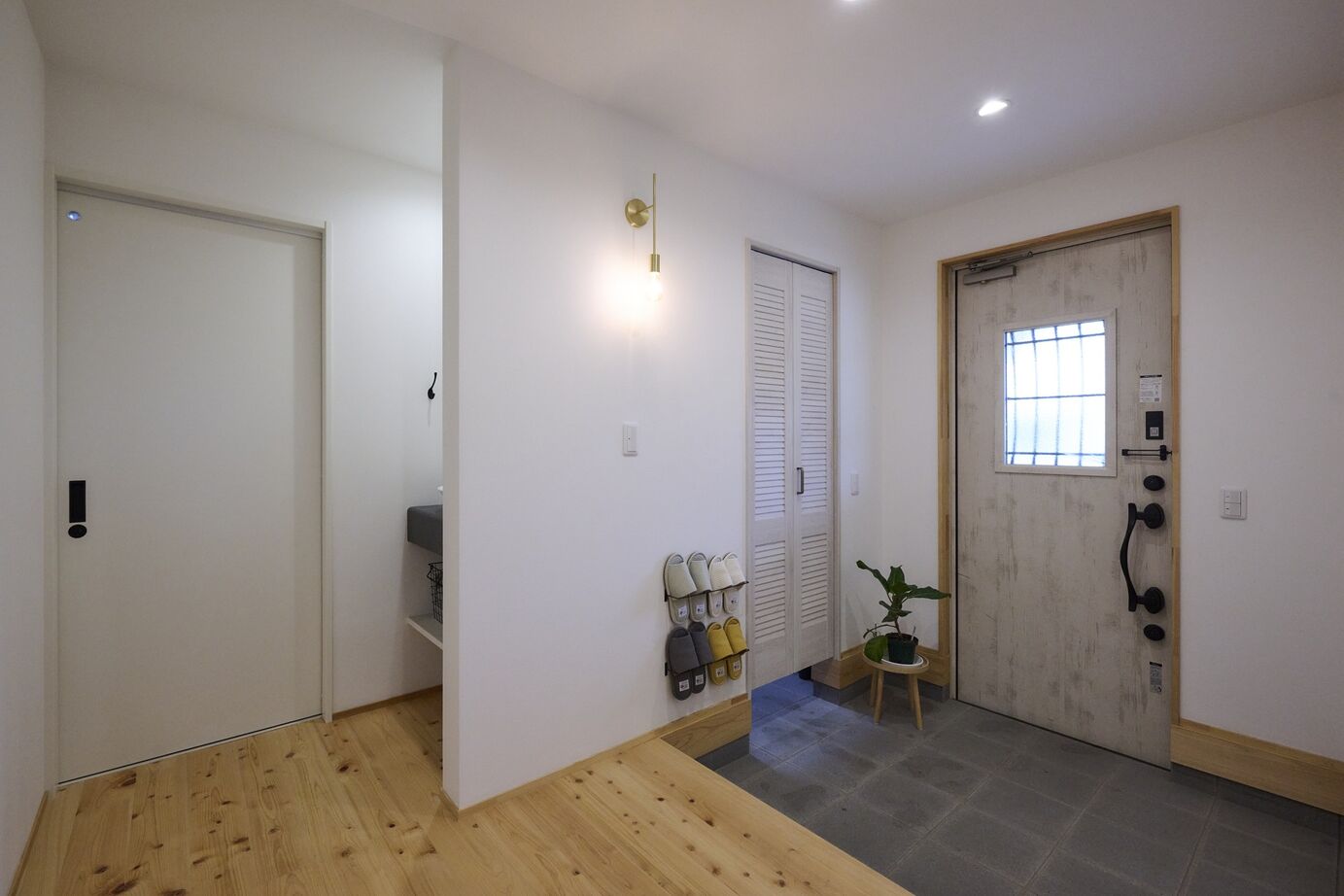 彩ハウス 天然木の床と漆喰の壁で自然素材に包まれた平屋の家の建築実例画像8