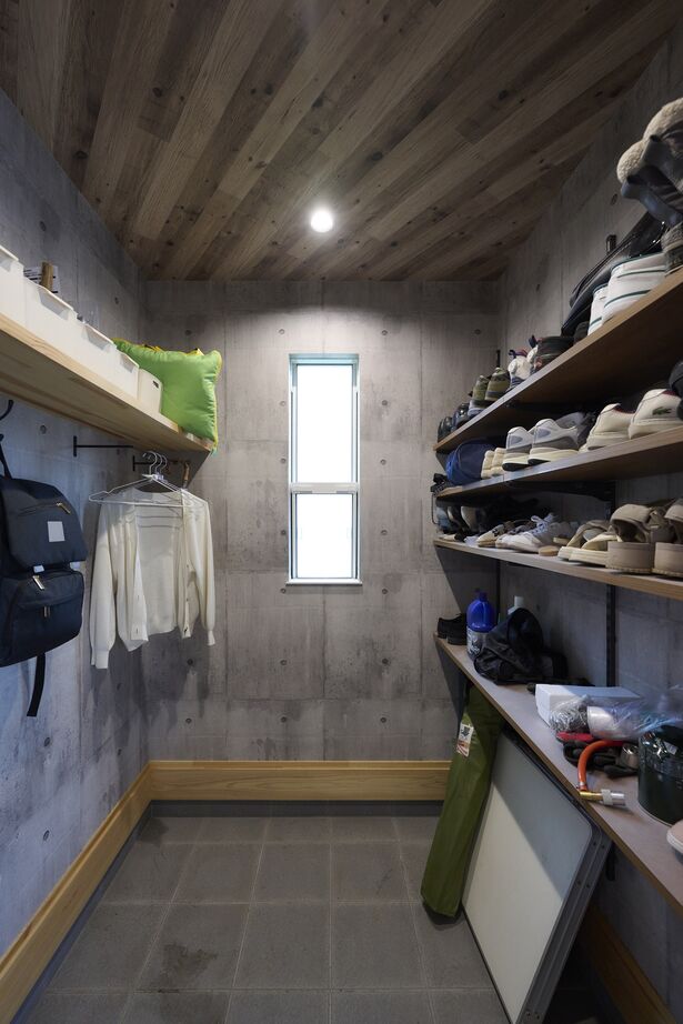 彩ハウス 天然木の床と漆喰の壁で自然素材に包まれた平屋の家の建築実例画像9