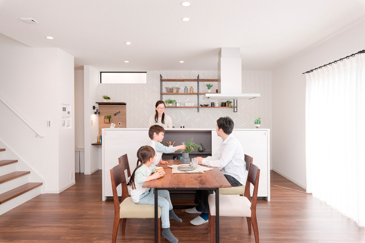 丸良木材・パナソニックビルダーズグループ 【和歌山県/2000万円台/LDK21帖/間取り有】室内窓で家族の距離が近く、会話と笑顔が広がる温かな家の建築実例画像3