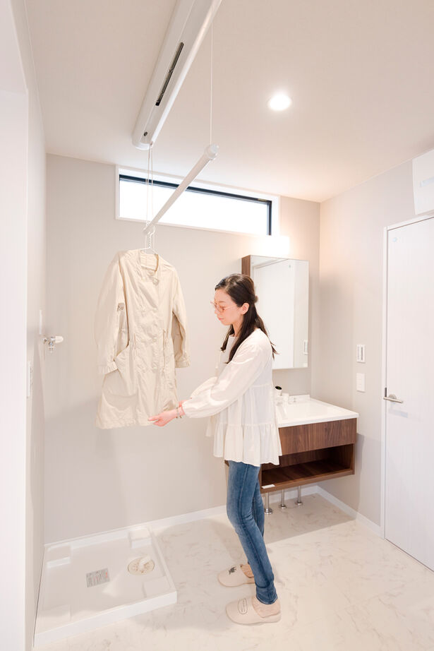 丸良木材・パナソニックビルダーズグループ 【和歌山県/2000万円台/LDK21帖/間取り有】室内窓で家族の距離が近く、会話と笑顔が広がる温かな家の建築実例画像6