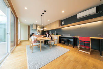 タケイ 中庭をロの字で囲む平屋の家。可愛い子供部屋や防音性の高い趣味部屋で家族全員がプライベートを楽しむの建築実例画像2