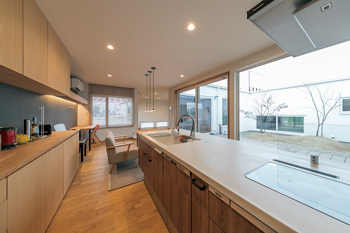 タケイ 中庭をロの字で囲む平屋の家。可愛い子供部屋や防音性の高い趣味部屋で家族全員がプライベートを楽しむの建築実例画像3