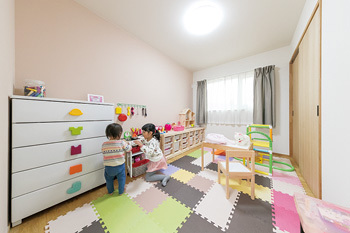 タケイ 中庭をロの字で囲む平屋の家。可愛い子供部屋や防音性の高い趣味部屋で家族全員がプライベートを楽しむの建築実例画像4