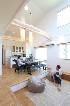 タケイ 【間取図あり】性能×吹抜けで、部屋の温度差がない涼温な家。木格子や坪庭など和の空気感が素敵の建築実例画像