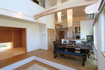 タケイ 【間取図あり】性能×吹抜けで、部屋の温度差がない涼温な家。木格子や坪庭など和の空気感が素敵の建築実例画像3