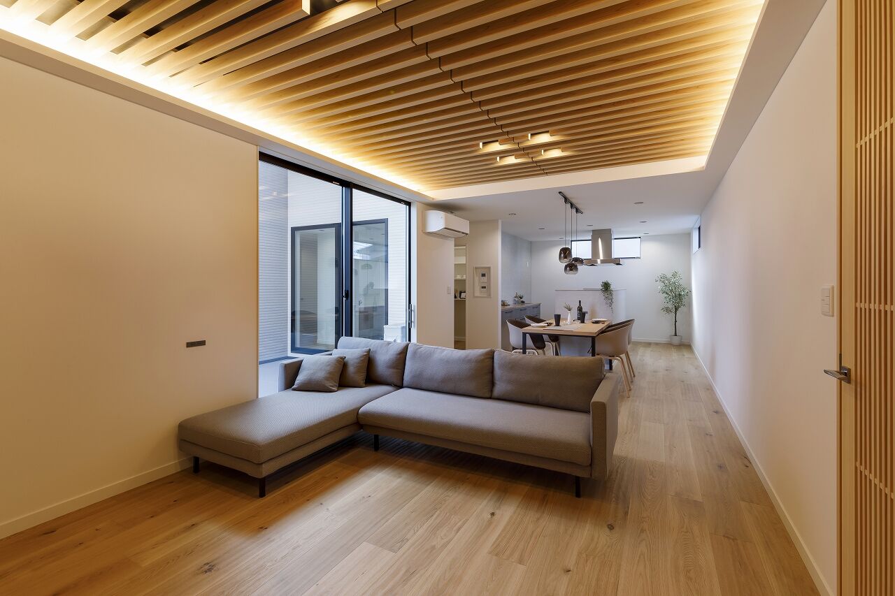 宮本工務店 一級建築士事務所 【平屋/中庭】上品な和モダンテイストの邸宅。木の意匠に癒される暮らしの建築実例画像2