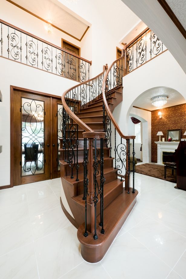 ブリリアントホーム 【間取り図/40坪台】螺旋階段の圧倒的な存在感 足を踏み入れた瞬間にその優美さに魅了される美しき輸入住宅の建築実例画像