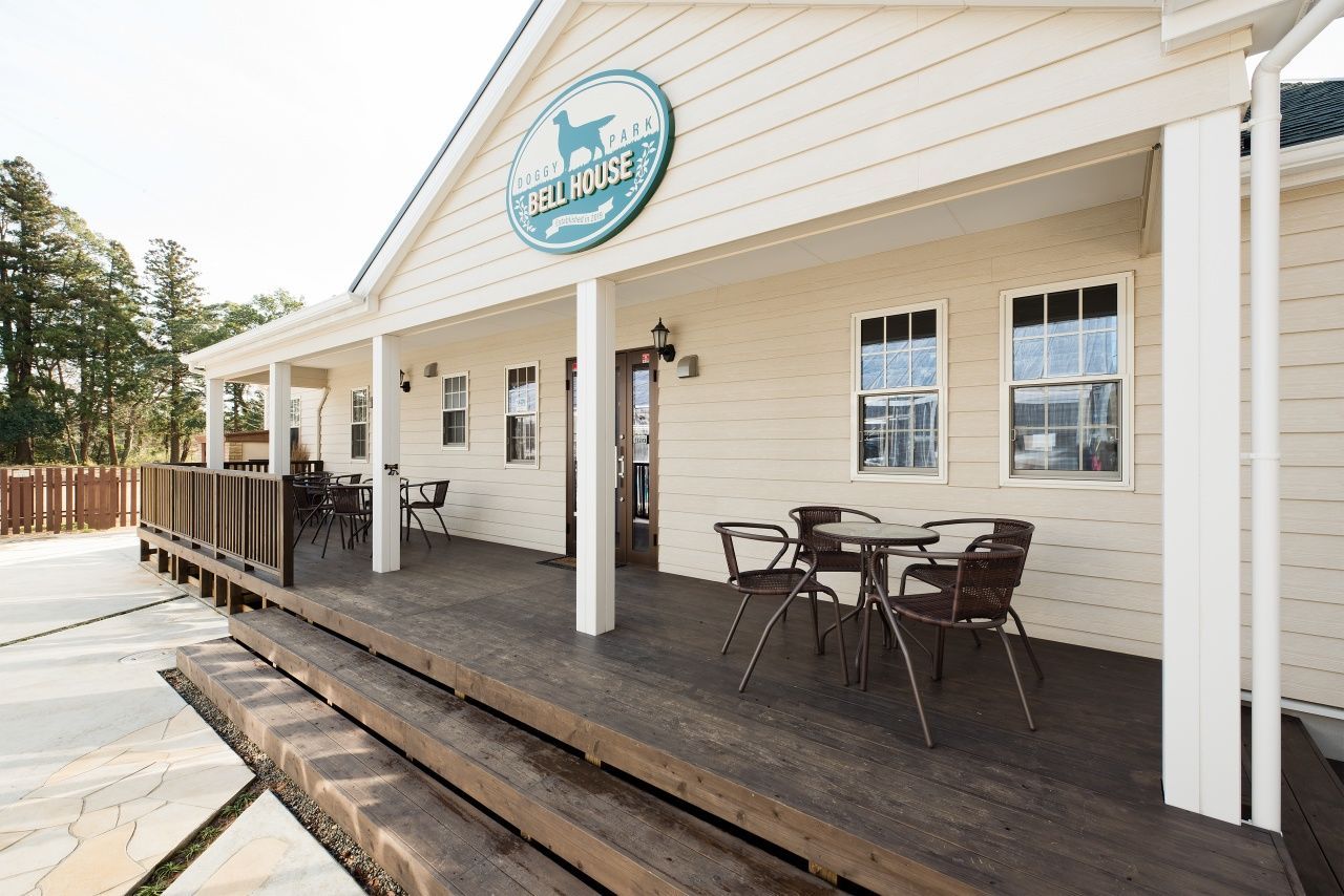 ブリリアントホーム 【平屋】夢を叶えたドッグランとドッグプールのある店舗併用住宅カバードポーチが印象的なアメリカンハウスの建築実例画像3