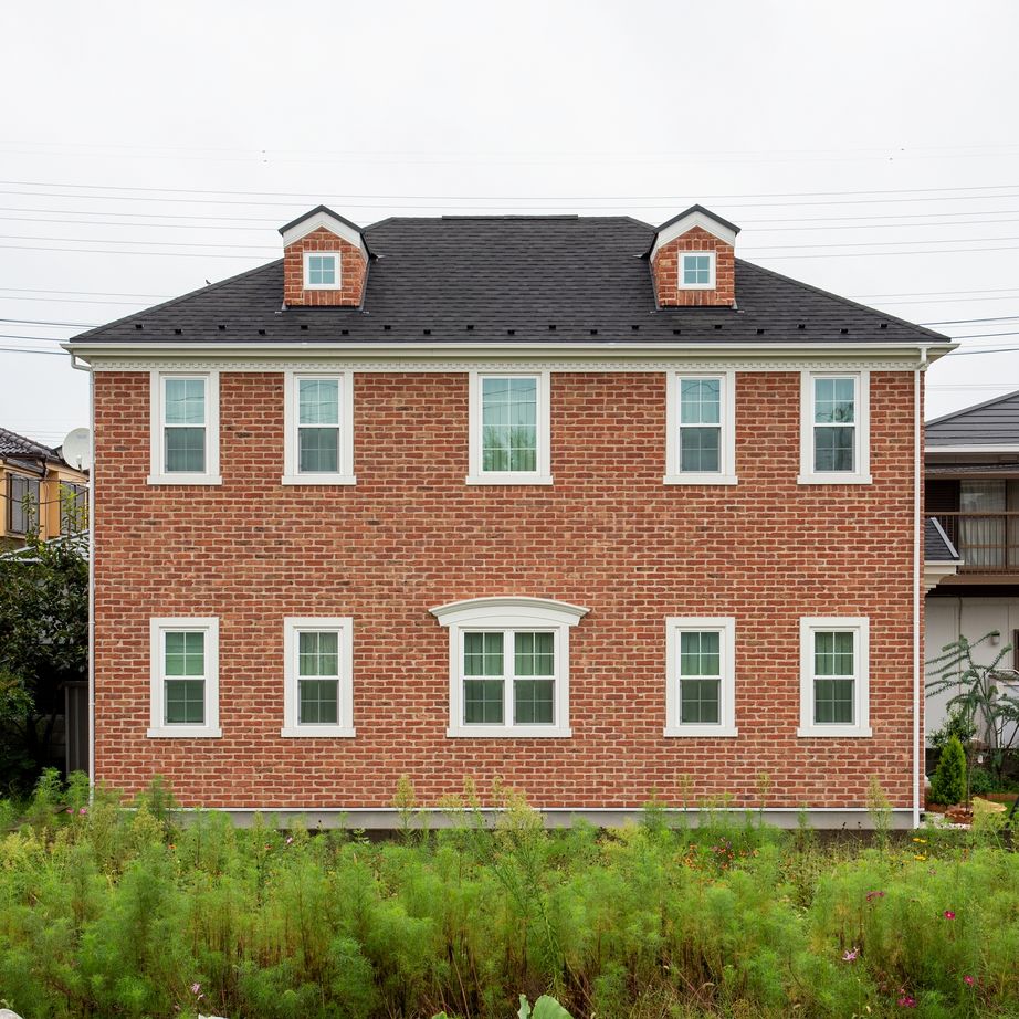 ブリリアントホーム レンガにこだわった、ジョージアンスタイルの美しく味わいのある外観デザインが目を引く家（間取り図有り）の建築実例画像