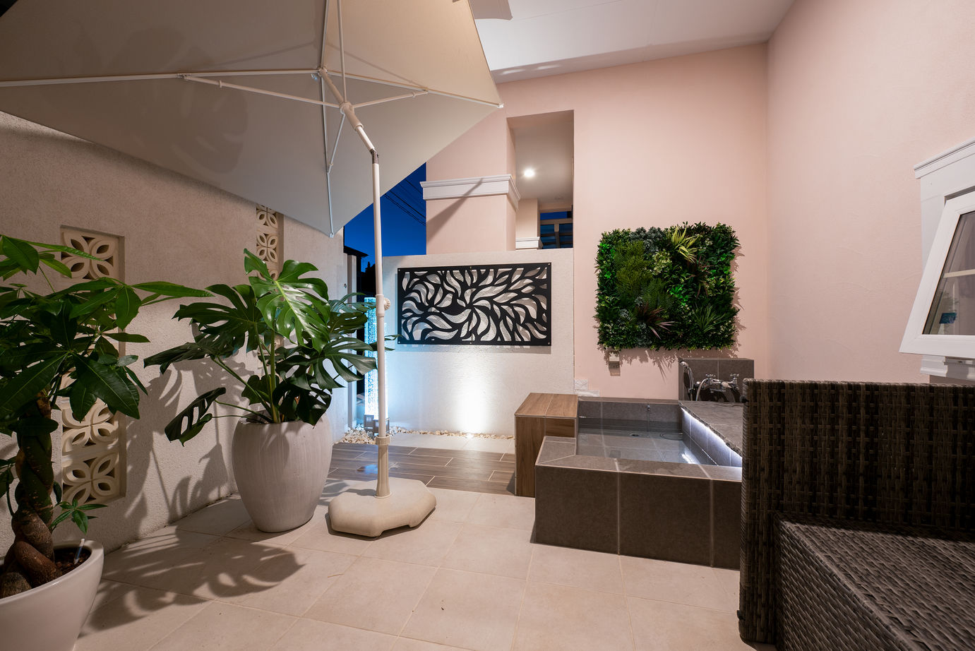 ブリリアントホーム バーカウンターやインナーガーデンでお酒が楽しめる、リゾートホテルのような大人の家（間取り図有り）の建築実例画像4