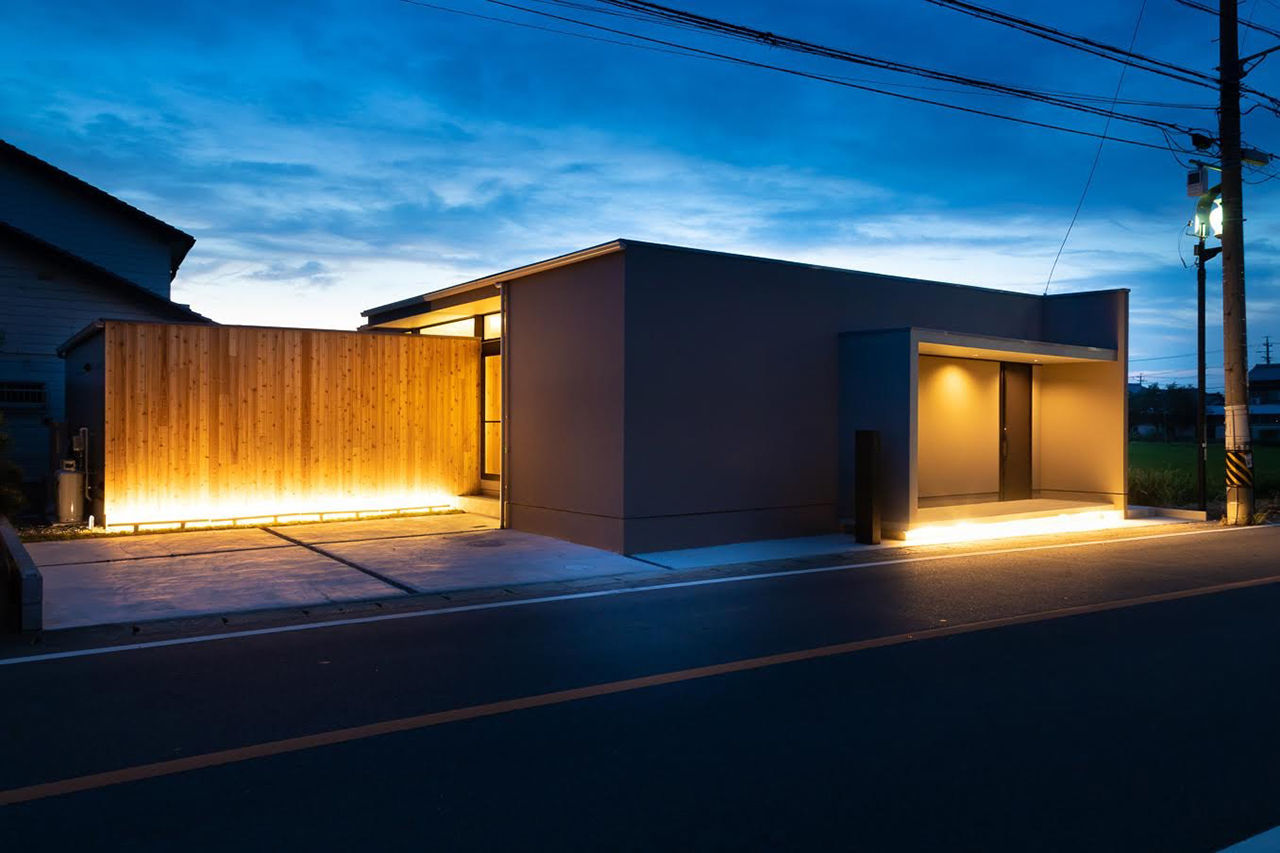 トスコEASEL 【平屋/中庭/シンプルモダン】得意の構造計算で実現した、浮かぶ屋根と大開口「静かな田んぼに浮かぶ平屋」の建築実例画像