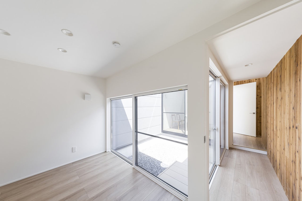 トスコEASEL 【平屋/中庭/シンプルモダン】得意の構造計算で実現した、浮かぶ屋根と大開口「静かな田んぼに浮かぶ平屋」の建築実例画像7