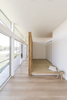 トスコEASEL 【平屋/中庭/シンプルモダン】得意の構造計算で実現した、浮かぶ屋根と大開口「静かな田んぼに浮かぶ平屋」の建築実例画像8