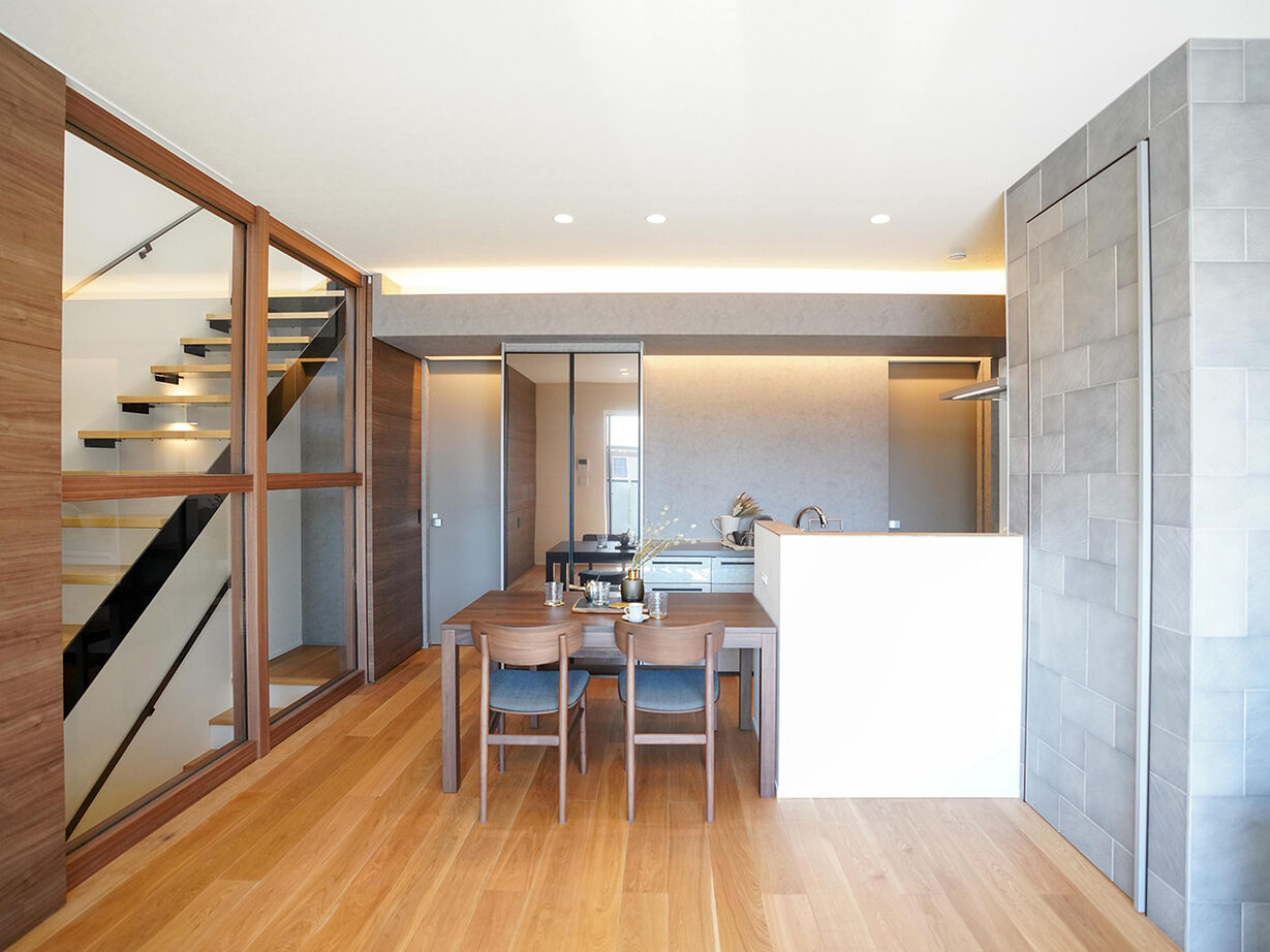 トスコEASEL 【愛知/20坪台/狭小/3階建て/4LDK/理想の間取り】大理石をあしらいホテルライクに。立体感のある狭小住宅の建築実例画像4