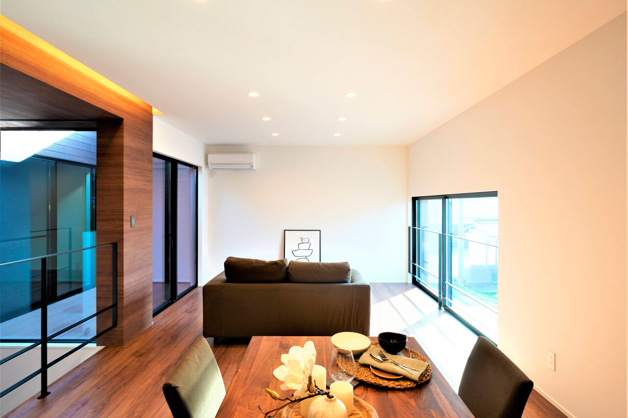 トスコEASEL 【シンプルモダン/ビルトインガレージ/間取り図】内に開いた窓で、視線を気にせず寛げるガレージハウスの建築実例画像2