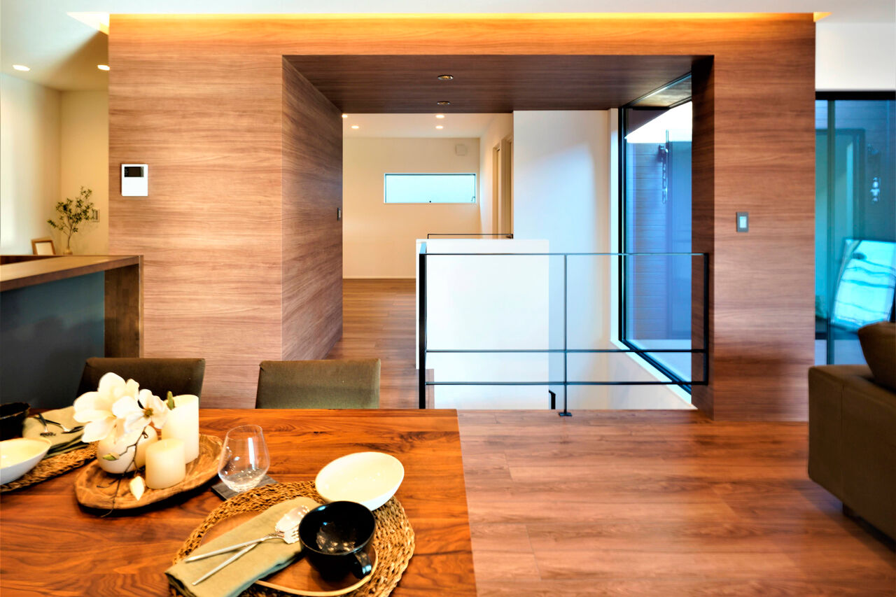 トスコEASEL 【シンプルモダン/ビルトインガレージ/間取り図】内に開いた窓で、視線を気にせず寛げるガレージハウスの建築実例画像3