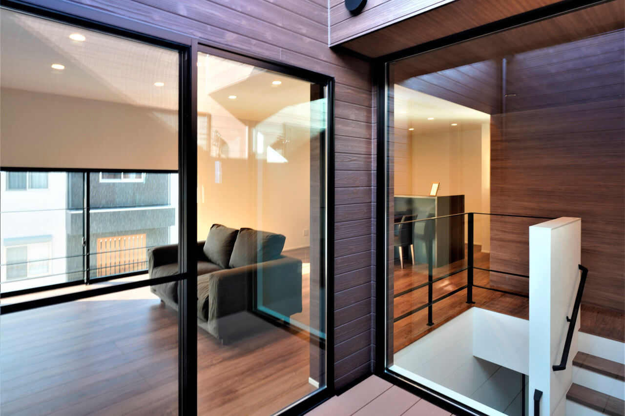 トスコEASEL 【シンプルモダン/ビルトインガレージ/間取り図】内に開いた窓で、視線を気にせず寛げるガレージハウスの建築実例画像4