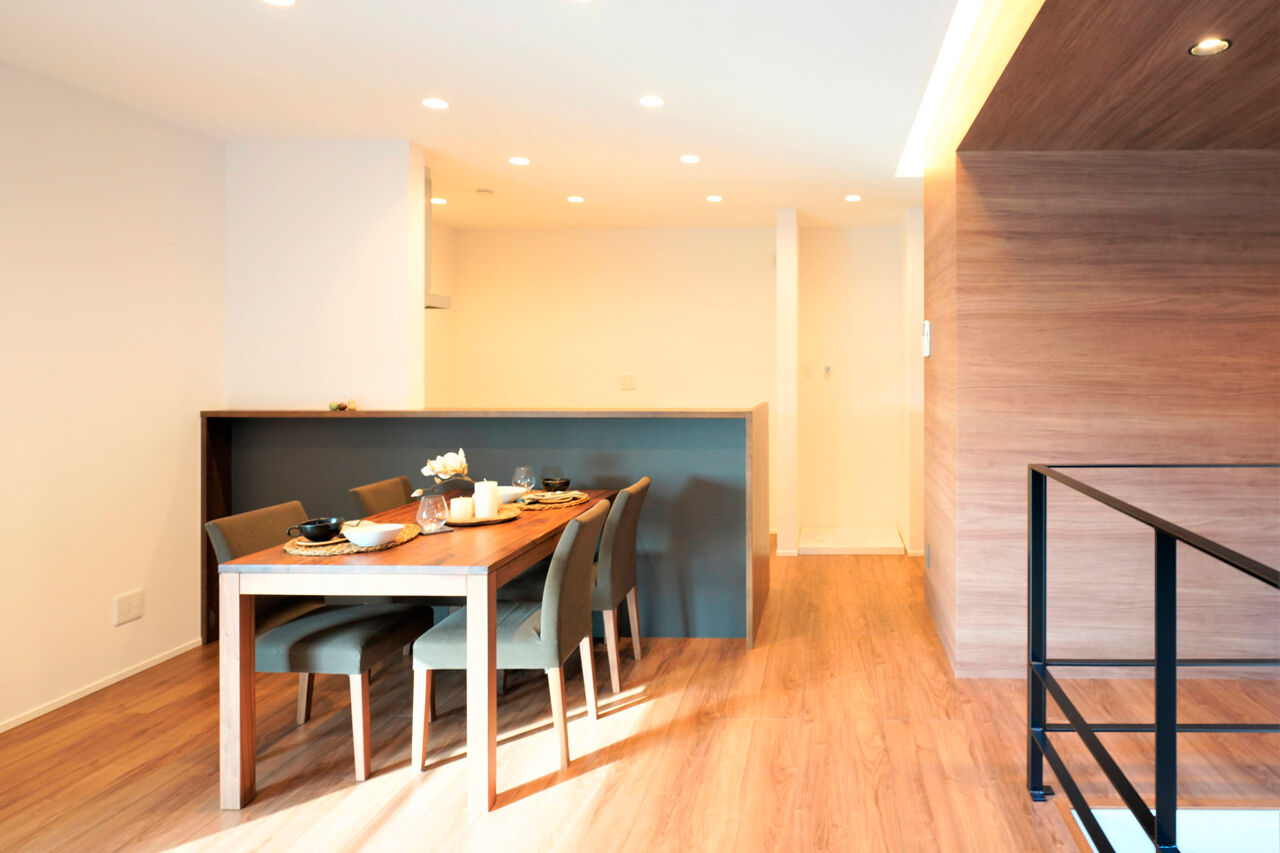 トスコEASEL 【シンプルモダン/ビルトインガレージ/間取り図】内に開いた窓で、視線を気にせず寛げるガレージハウスの建築実例画像5