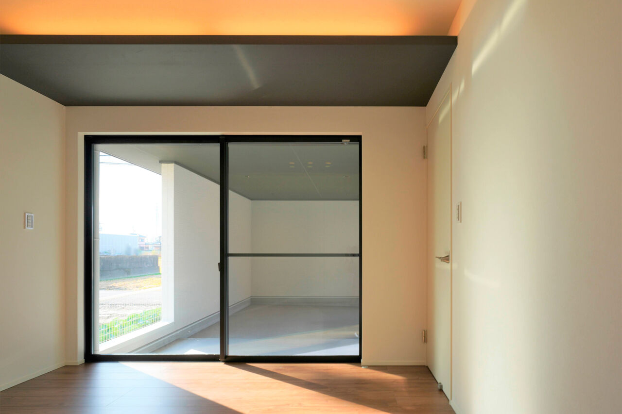 トスコEASEL 【シンプルモダン/ビルトインガレージ/間取り図】内に開いた窓で、視線を気にせず寛げるガレージハウスの建築実例画像8