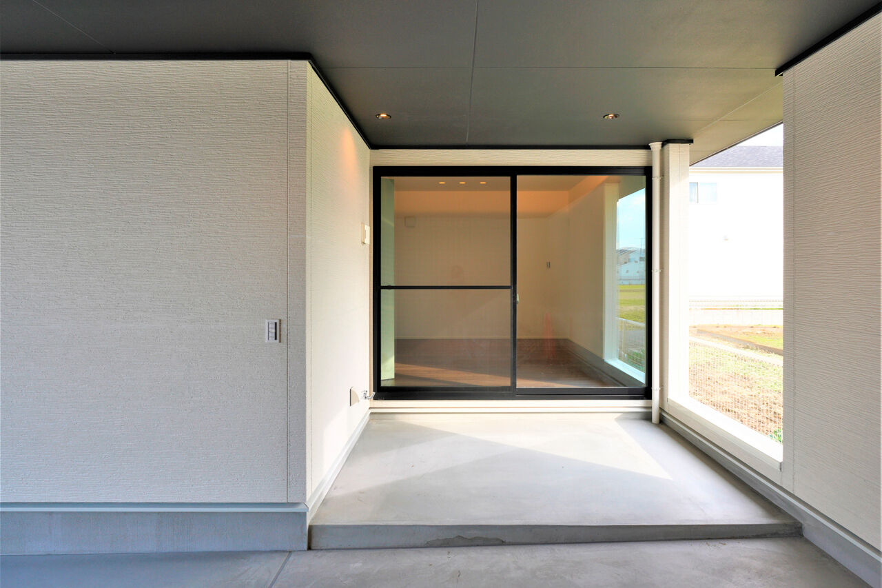 トスコEASEL 【シンプルモダン/ビルトインガレージ/間取り図】内に開いた窓で、視線を気にせず寛げるガレージハウスの建築実例画像9