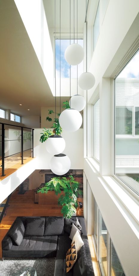 積水ハウス 【3階建て/重量鉄骨造/間取り有】ダイナミックな吹き抜けが見どころの、つながりを大切にした大空間の家の建築実例画像2