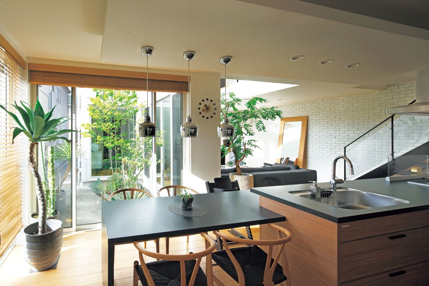 積水ハウス 【3階建て/重量鉄骨造/間取り有】ダイナミックな吹き抜けが見どころの、つながりを大切にした大空間の家の建築実例画像3