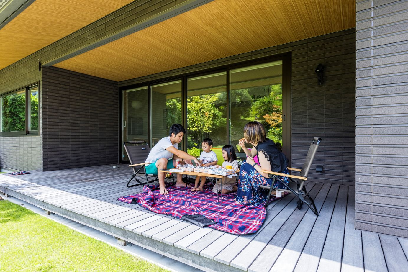 積水ハウス 【高気密・高断熱/大空間/間取り有】大開口でウッドデッキとつながる豊かな自然に溶け込む平屋の住まいの建築実例画像6