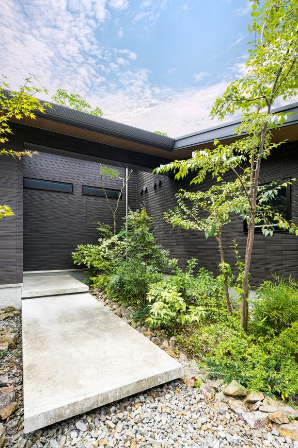 積水ハウス 【高気密・高断熱/大空間/間取り有】大開口でウッドデッキとつながる豊かな自然に溶け込む平屋の住まいの建築実例画像7