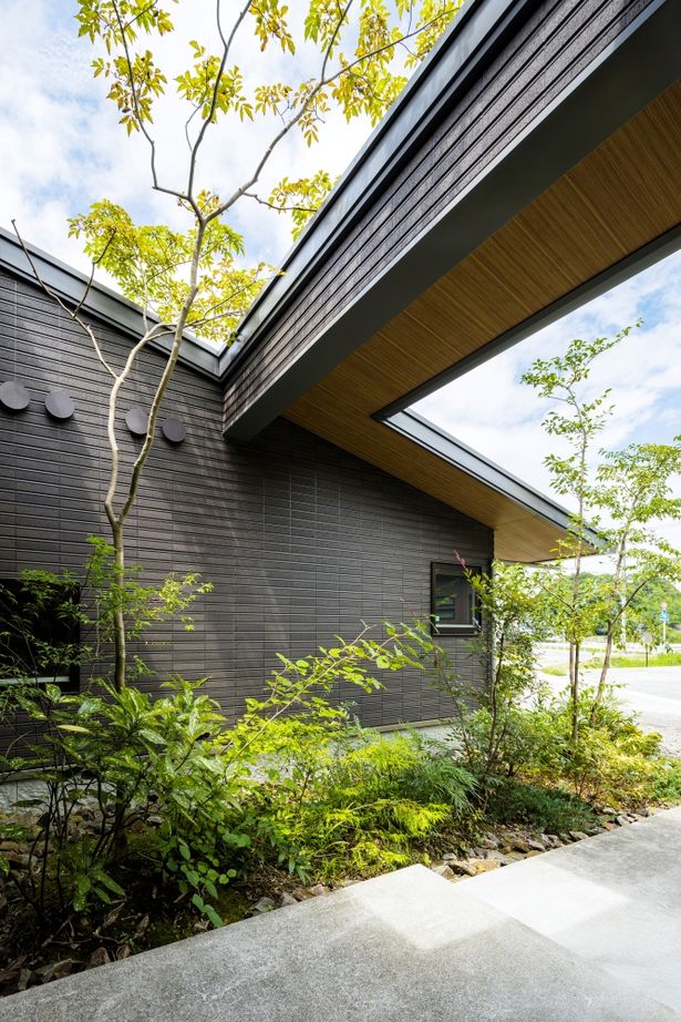 積水ハウス 【高気密・高断熱/大空間/間取り有】大開口でウッドデッキとつながる豊かな自然に溶け込む平屋の住まいの建築実例画像8