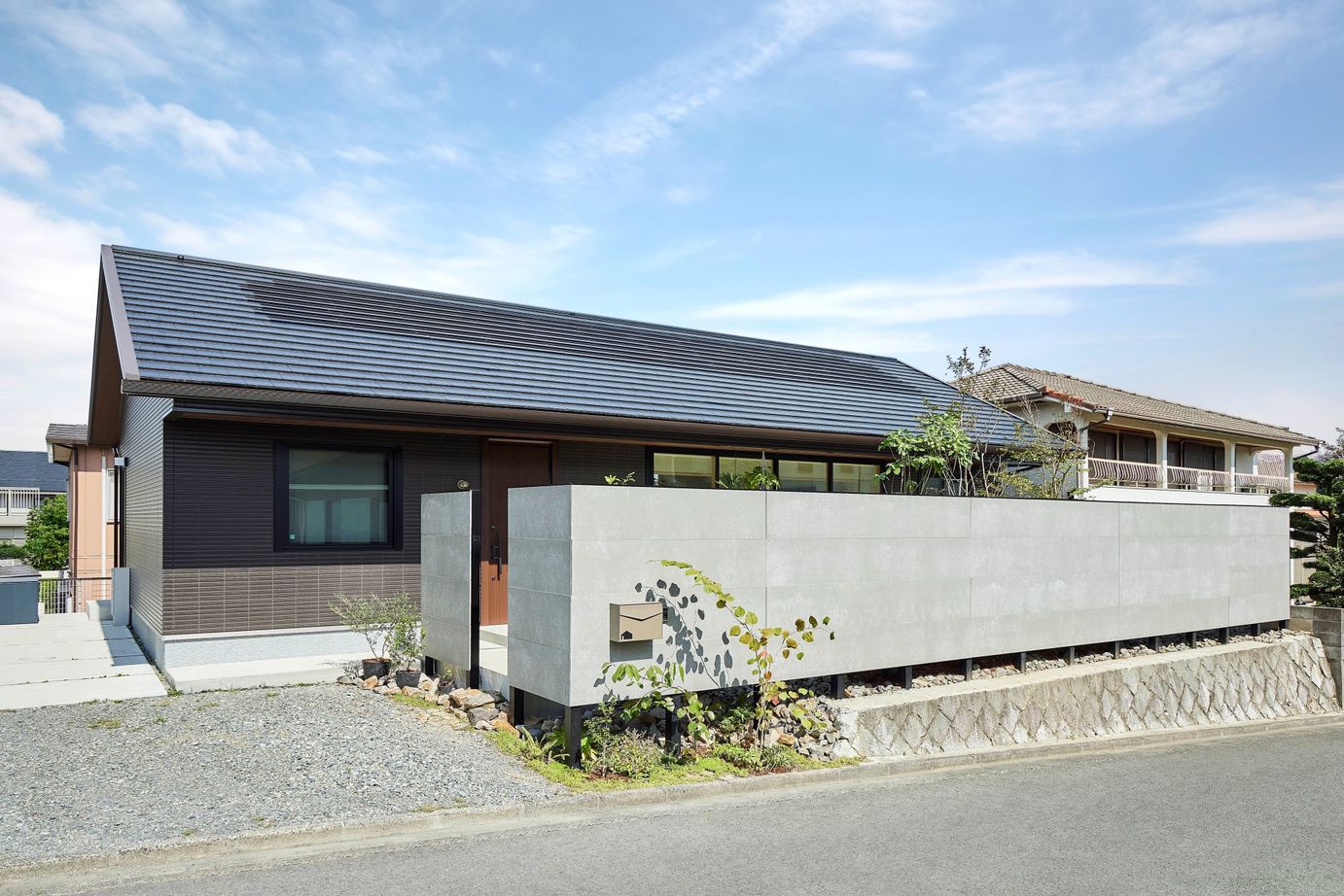 積水ハウス 【大空間・大開口/間取り有】余白が暮らしの豊かさを生む、三角天井の平屋の住まいの建築実例画像2