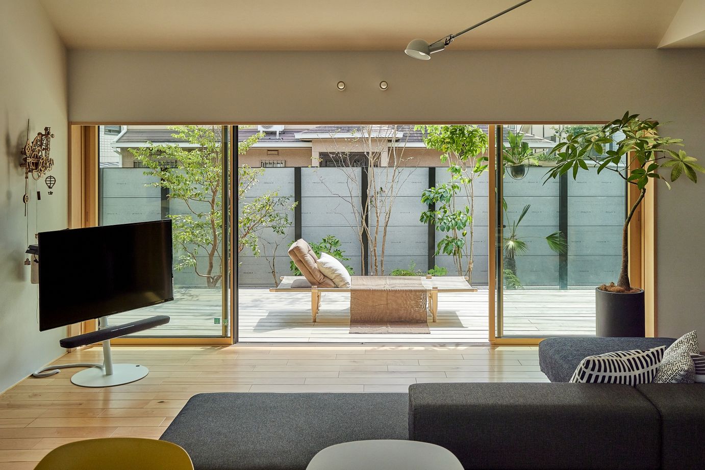 積水ハウス 【大空間・大開口/間取り有】余白が暮らしの豊かさを生む、三角天井の平屋の住まいの建築実例画像5