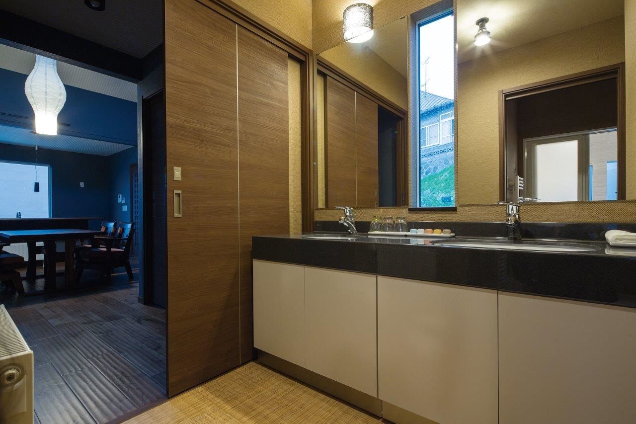 北海荘建 【小樽市/狭小地/平屋/和モダン】まるでリゾートで寛ぐよう！友が集まり、暮らしを楽しむハイグレードな家の建築実例画像9