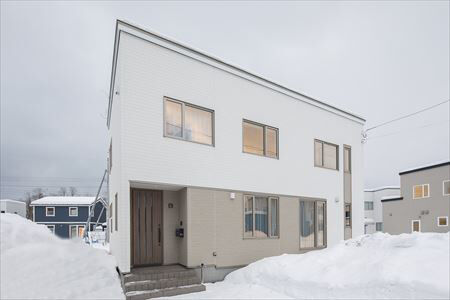 北海荘建 【札幌市/4LDK/30坪台/全室床暖房/間取り図有】床暖房だから子どもも安全。暖房器具のない暮らしの建築実例画像1