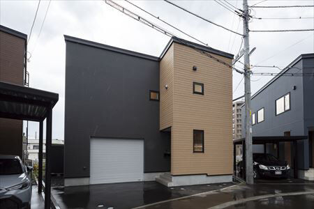 北海荘建 【札幌市/3LDK/30坪台/床暖房/間取り図有】趣味のバイクと車が入る、2階LDKのガレージハウスの建築実例画像1