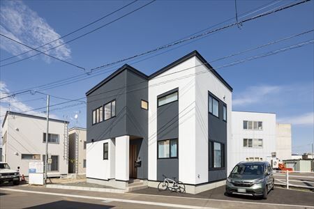 北海荘建 【札幌市/4LDK/40坪台/床暖房/間取り図有】高天井が心地いいリビング。ヨガやゴルフでおうち時間満喫！の建築実例画像1