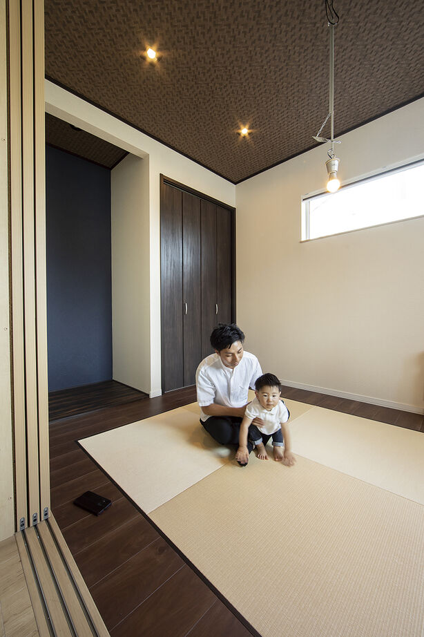 北海荘建 【札幌市/4LDK/40坪台/床暖房/間取り図有】高天井が心地いいリビング。ヨガやゴルフでおうち時間満喫！の建築実例画像3